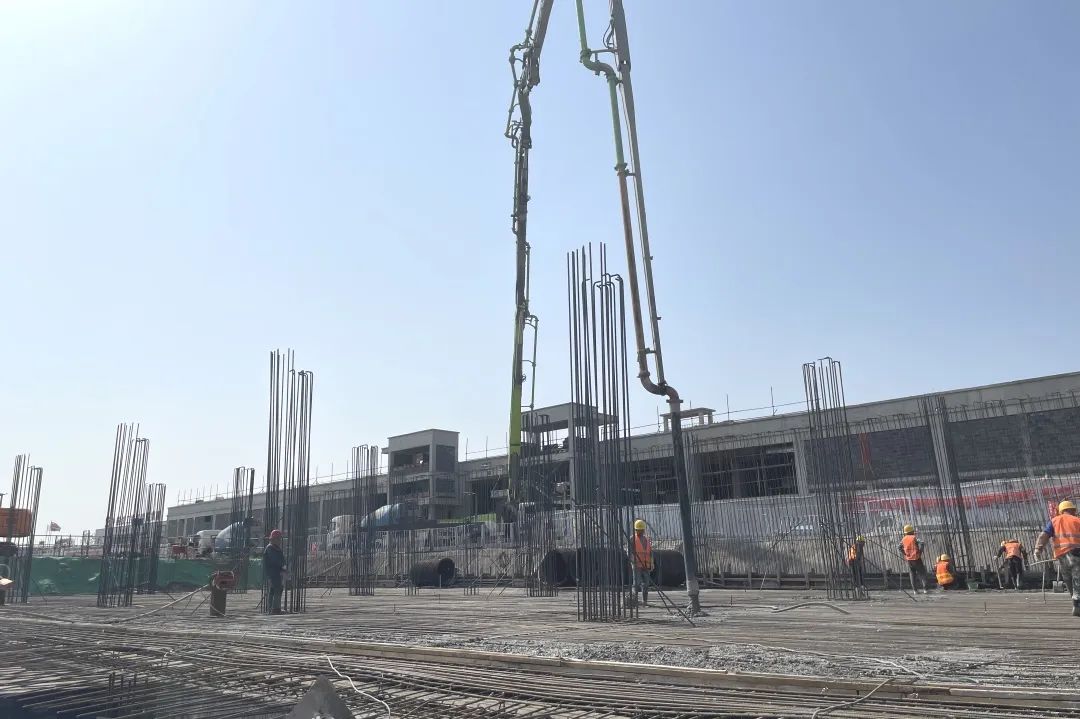 南京龍袍項目部污水處理廠配套用房地下室首塊底板順利澆筑