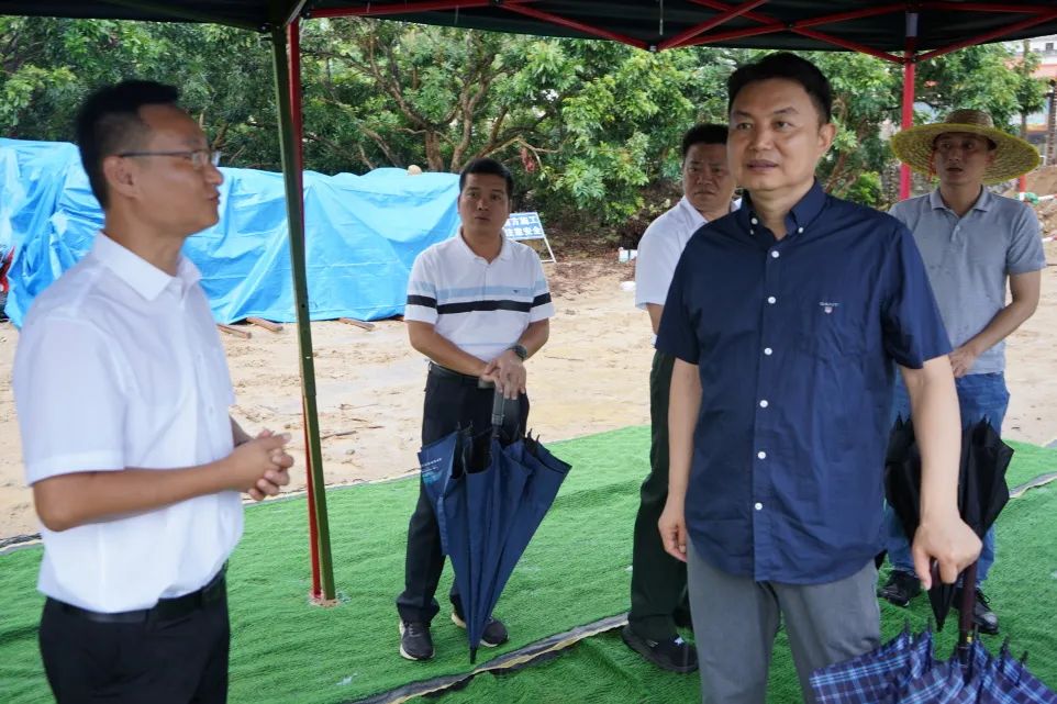 保亭縣縣委書記穆克瑞一行到保亭縣三道鎮至南林鄉配套管道工程項目檢查指導工作