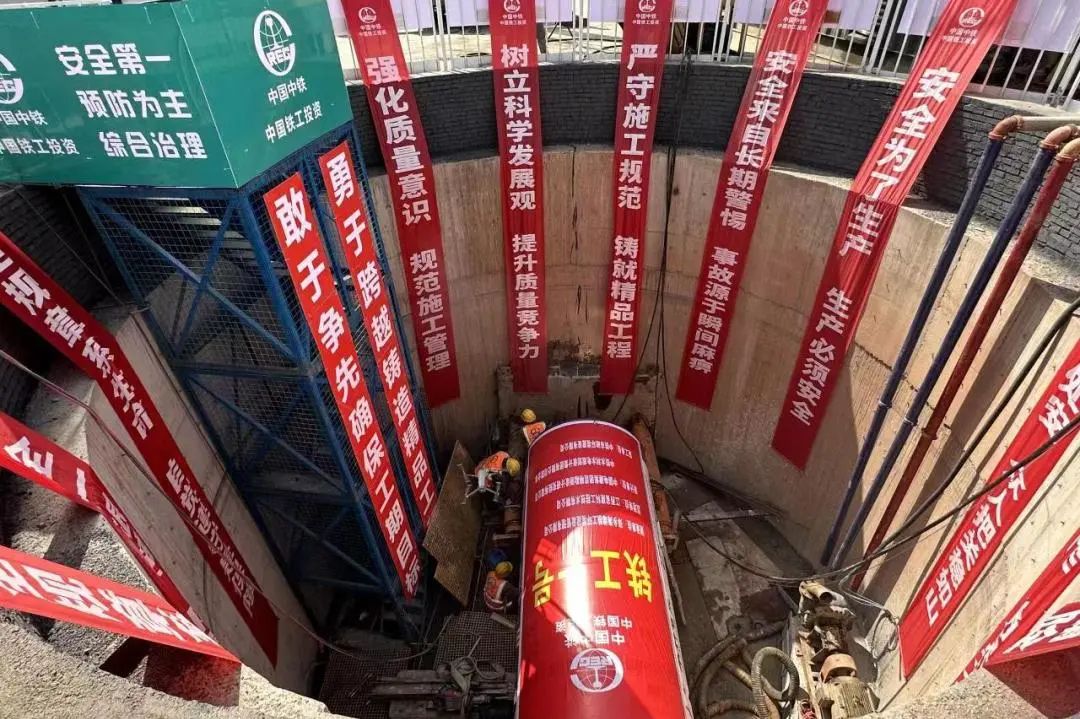 萍鄉項目截污干管子項“WB311-WB307”頂段順利開頂