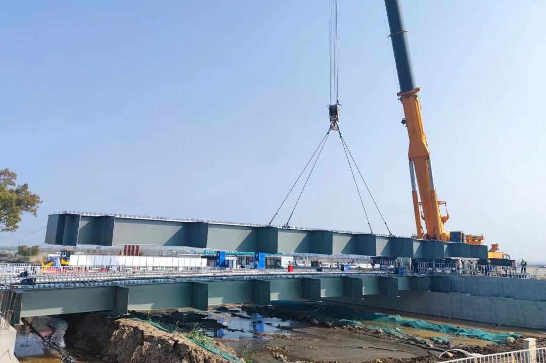 南京龍袍項目學府路跨楊莊河橋順利完成鋼箱梁吊裝