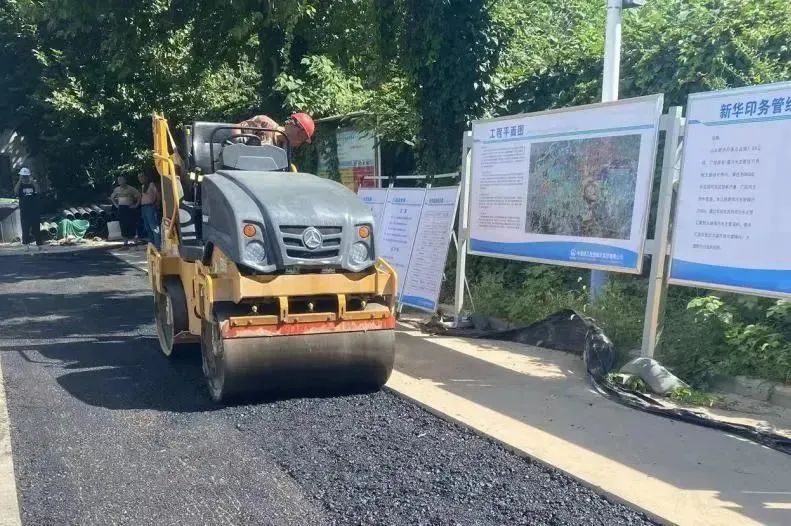 濟南市雨污管網改造和內澇治理項目新華印務管網改造工程收尾工作進入瀝青攤鋪階段