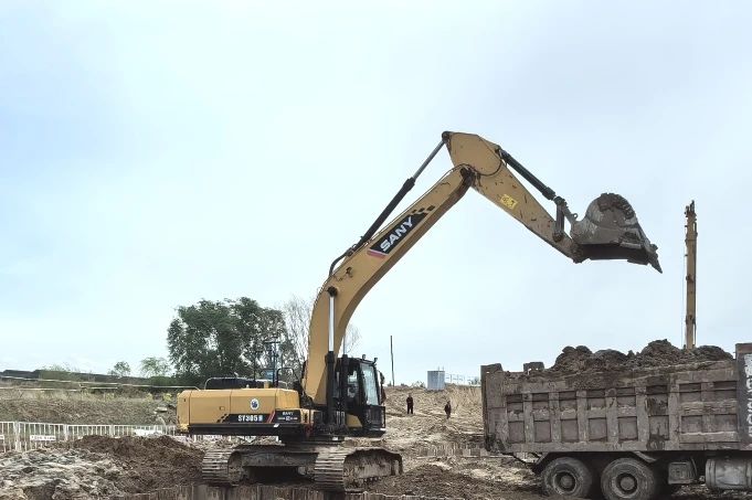 呼市項目沙爾沁跨河橋首座橋墩承臺正式施工呼市項目沙爾沁跨河橋首座橋墩承臺正式施工