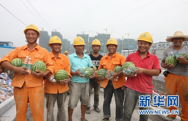 《新華網》： 中鐵上海局丁家莊保障房項目為員工送清涼