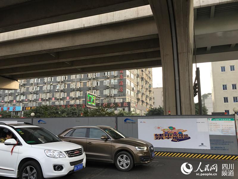 《人民網》：成都地鐵七號線隧道與二環高架橋橋基“完美擦肩”(組圖)
