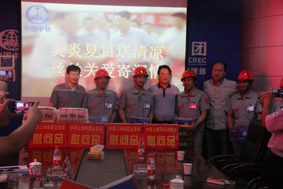 集團公司工會主席王輝州為市政公司沈陽區域項目部全體職民工“送清涼”