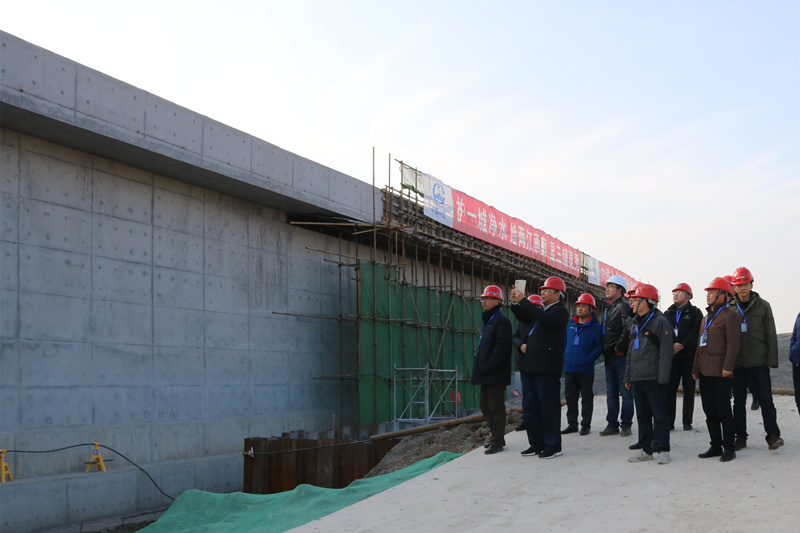 武漢水務(wù)集團(tuán)董事長黃思到市政公司承建的武漢北湖項(xiàng)目部進(jìn)行現(xiàn)場(chǎng)安全文明施工檢查