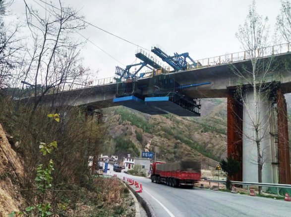 黃河時報：蒙華鐵路跨G209國道五里川老灌河大橋連續梁順利合攏