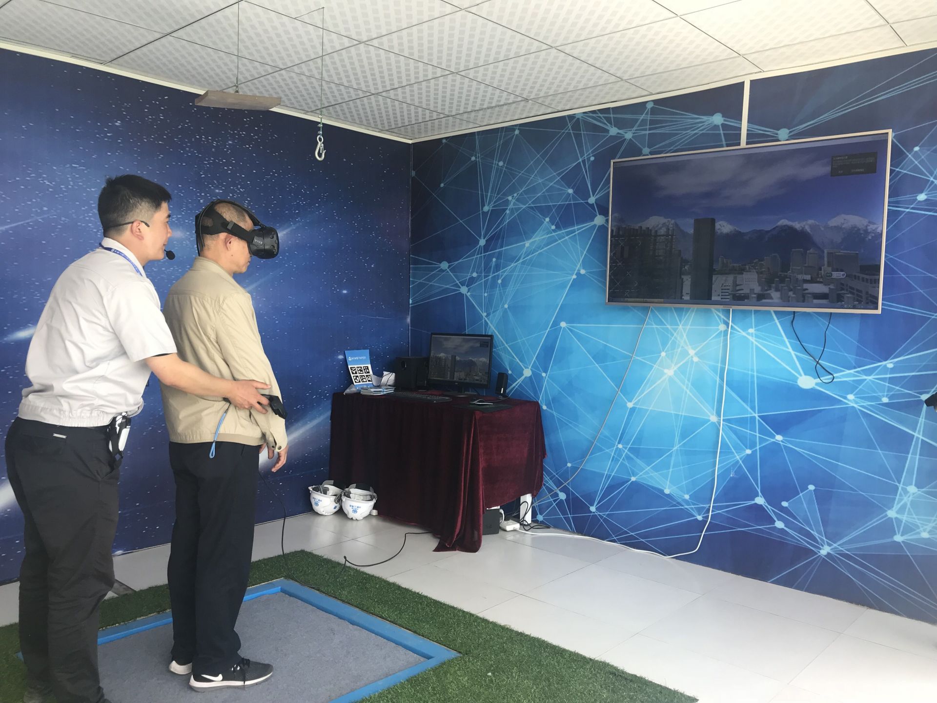 長江日報：VR安全體驗館亮相北湖污水處理廠 可體驗虛擬“高空墜落”