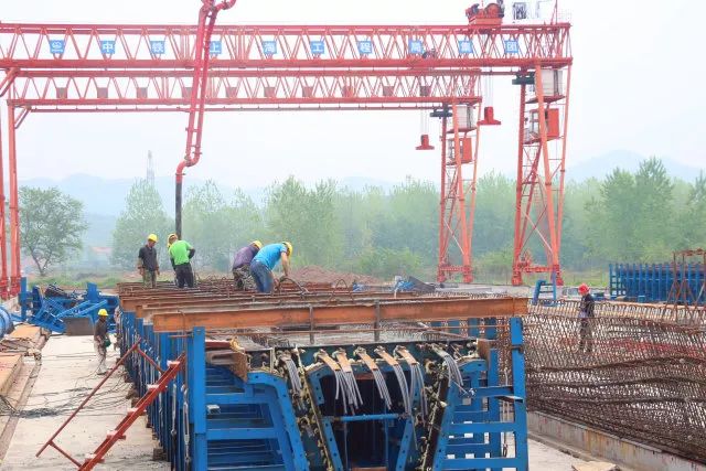 市政公司承建的遠安縣繞城路項目制梁場首片箱梁成功澆筑