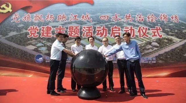 新華社客戶端：湖北武漢·工地黨旗紅
