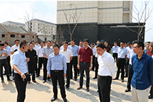 新沂市市委書記高山、市長陳堂清帶領(lǐng)市觀摩團(tuán)赴公司承建的新沂金唐新城安置房PPP項目進(jìn)行現(xiàn)場觀摩指導(dǎo)