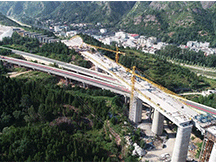 蒙華鐵路晉豫管段最大跨度連續梁跨線橋——楊家嶺大橋順利合攏