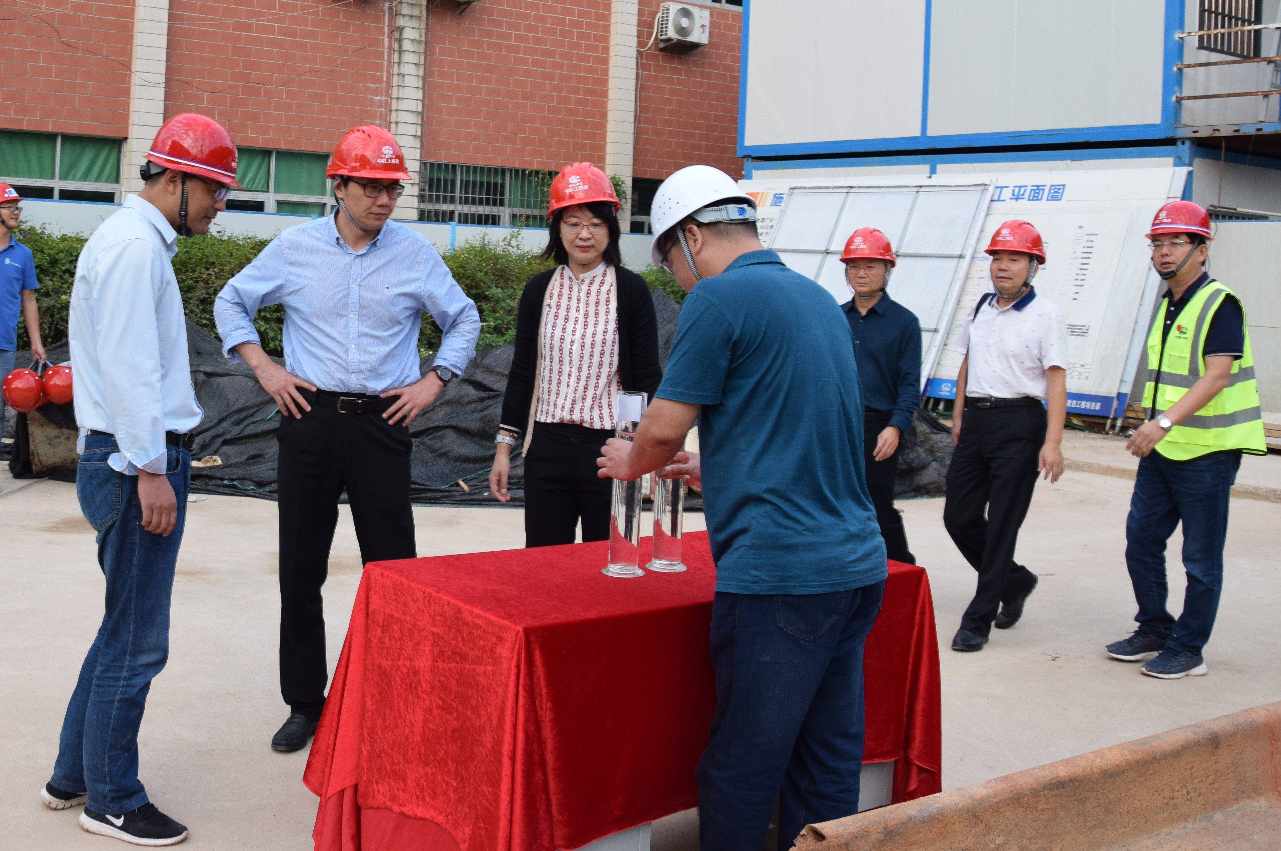 深圳市水務(wù)局副局長兼治水提質(zhì)指揮部副主任龔利民一行蒞臨公司深圳橫嶺污水處理廠一期提標(biāo)改造項目檢查指導(dǎo)工作