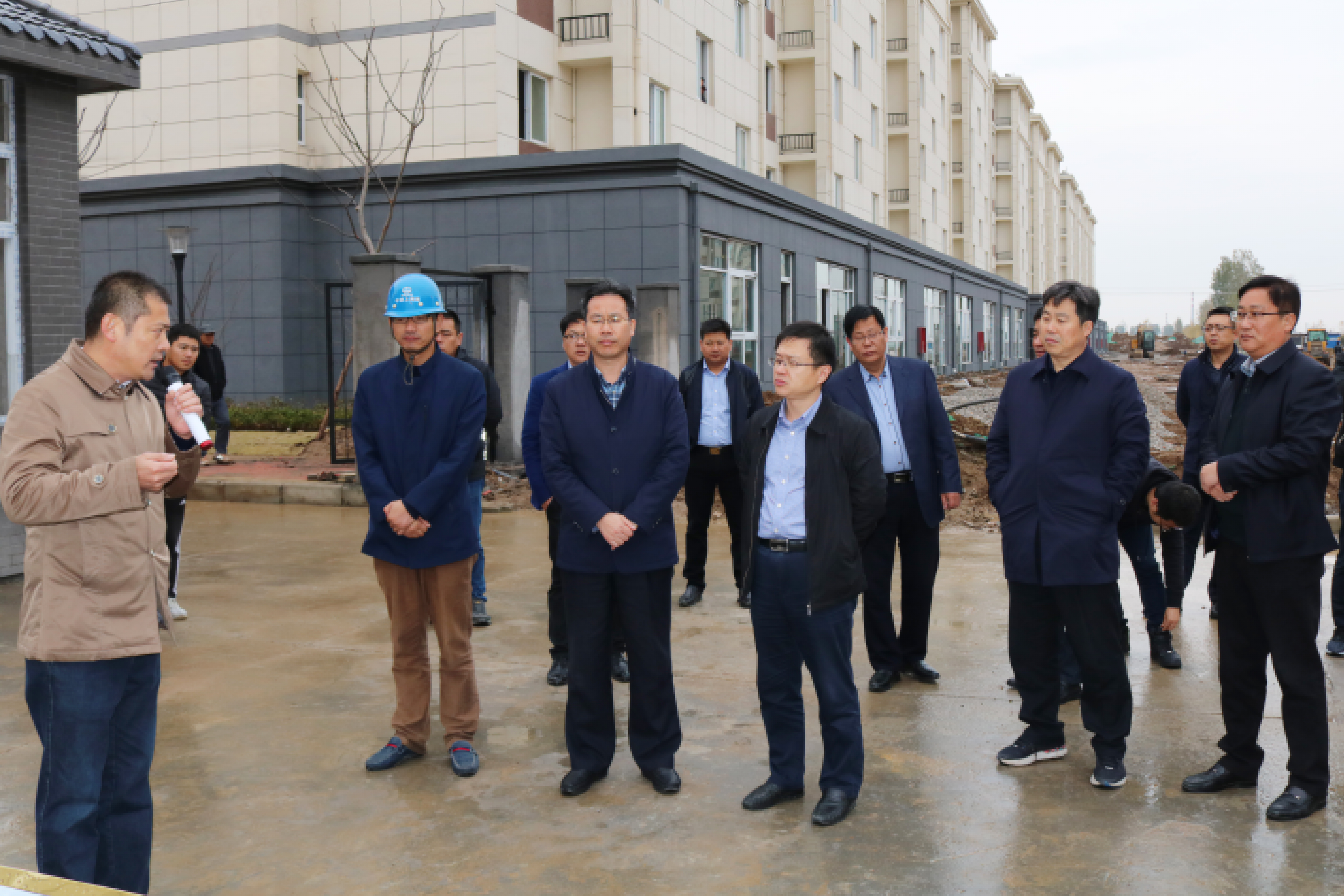 徐州市市政府辦公室副調(diào)研員趙永強(qiáng)一行蒞臨公司新沂金唐新城安置房PPP項目檢查指導(dǎo)工作