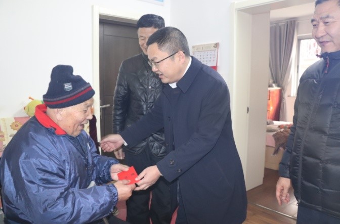 公司總經(jīng)理鄧永馳慰問襄陽地區(qū)離退休黨員并召開座談會