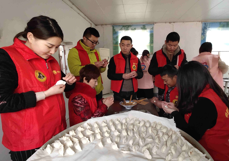 公司新沂金唐新城安置房PPP項(xiàng)目青年志愿者學(xué)雷鋒紀(jì)念日走進(jìn)敬老院