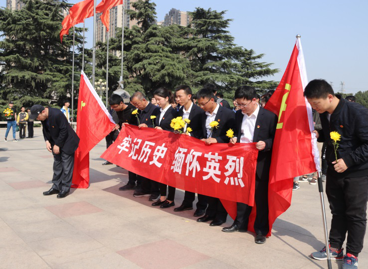 鄭州市政控制節(jié)點(diǎn)工程土建07標(biāo)項(xiàng)目部 組織清明節(jié)緬懷革命先烈祭掃活動(dòng)