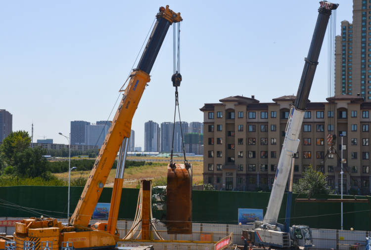 沈陽地鐵四號線一期工程紅椿路站盾構機“市政壹號”順利吊裝下井