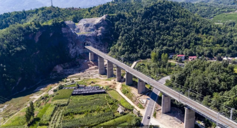 公司參建的世界最長重載鐵路浩吉鐵路開通運營
