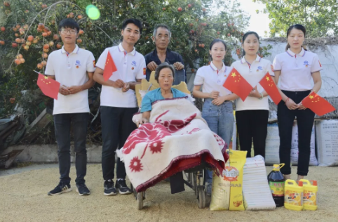 潁上縣城市地表水廠項目部到駐地村莊開展扶貧幫困活動