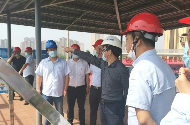 武漢城投集團公司工會主席江強生到黃家湖項目指導勞動競賽工作