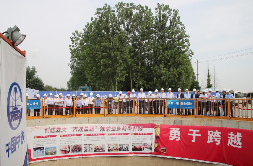 奏響新時代“長江之歌” | 共抓長江大保護現(xiàn)場會觀摩團走進公司鎮(zhèn)江項目