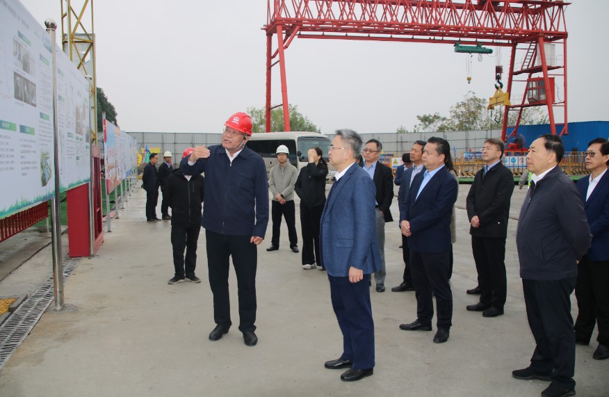 南京市人大常委會主任龍翔一行到鎮江海綿城市綜合治理頂管工程項目檢查指導工作