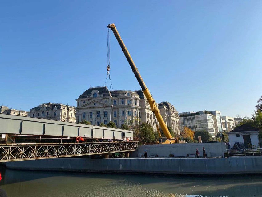 上海光復西路新建工程項目光復西路橋首片預制小箱梁架設完成
