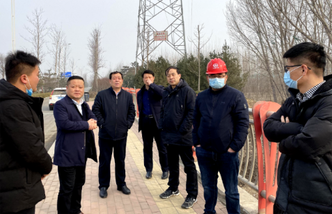 梳洗河工程指揮部指揮長(zhǎng)周光明、泰安市城建院副院長(zhǎng)兼指揮部技術(shù)顧問(wèn)曹學(xué)亮到泰城項(xiàng)目梳洗河工程推進(jìn)征拆工作