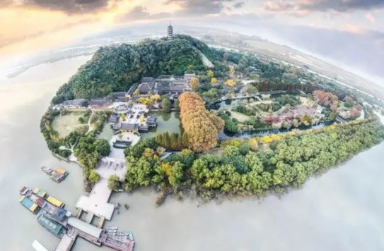 金山湖畔的“金鑲玉”