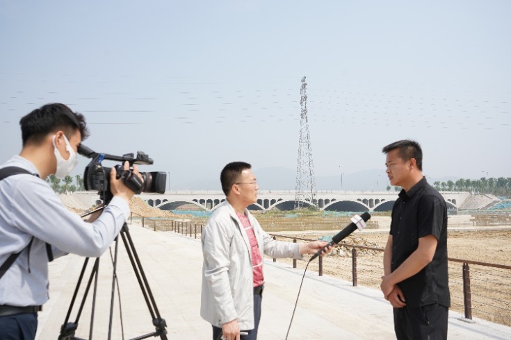泰安市電視臺對泰城項目芝田河生態保護修復工程進行采訪報道