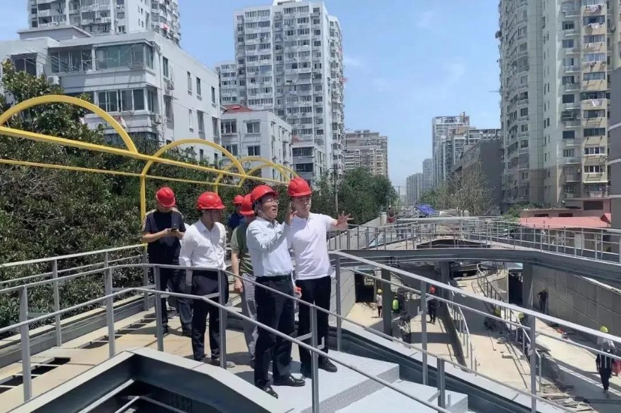 普陀區區委常委、副區長張玉鑫蒞臨曹楊公共活動空間項目部檢查指導工作
