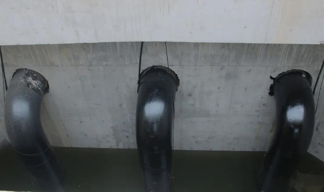 泰城水生態環境治理工程PPP項目部泮河治理工程第二污水廠尾水提升泵站順利通水