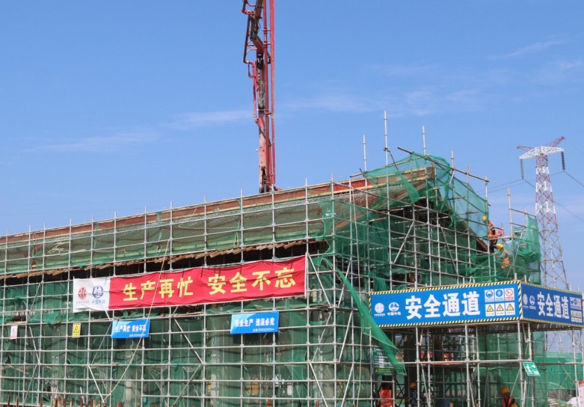赤壁市長江取水工程項(xiàng)目部機(jī)修及倉庫、車庫封頂