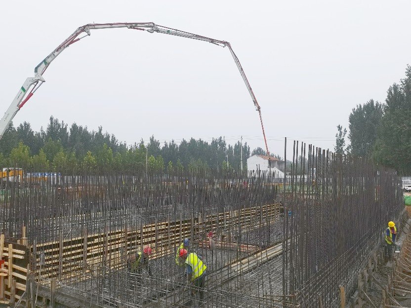濟寧市農村污水治理項目最大污水處理站生化池底板澆筑完成
