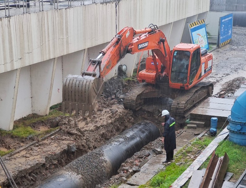 南京浦口水廠項目V型濾池至新清水池DN1400進水管提前3小時順利完成施工