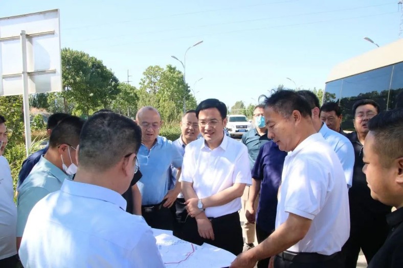 泰安市副市長唐傳營到四污備用管網工程調研指導工作