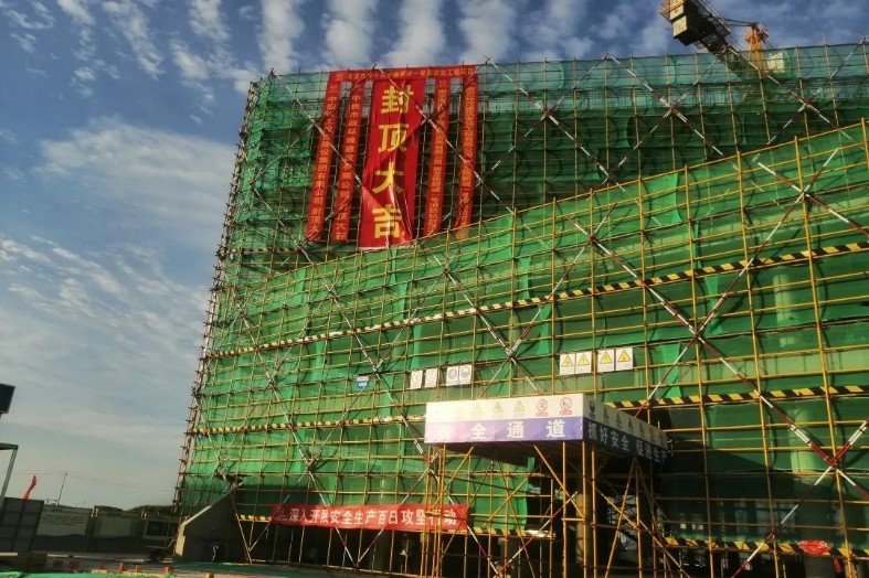 龍袍新城首個單體建筑順利封頂