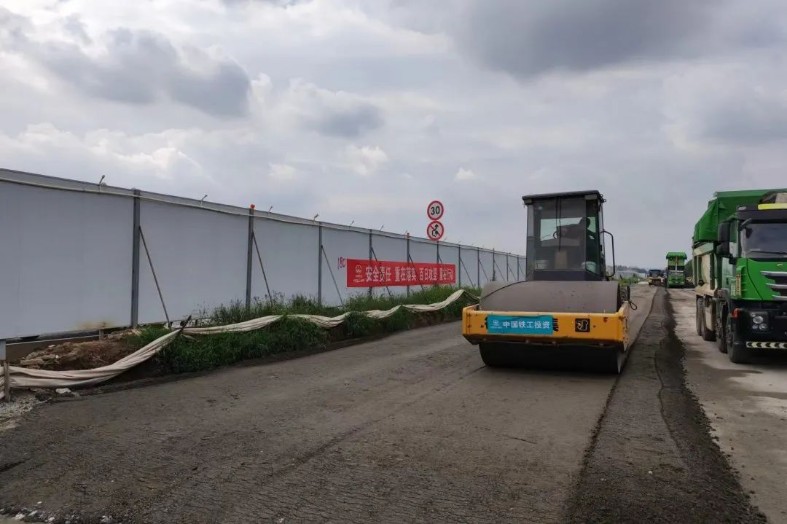 南京龍袍項目楊莊河路東半幅K0+400-K1+000段機動車道水穩順利攤鋪