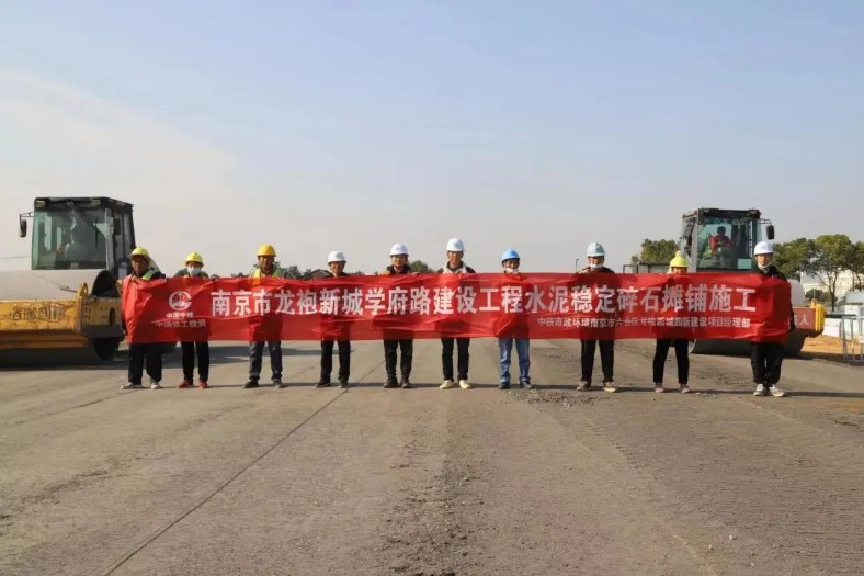 南京龍袍項目楊莊河路k0+400-k1+200東半幅機動車道第一層瀝青攤鋪正式啟動等多個節點完成
