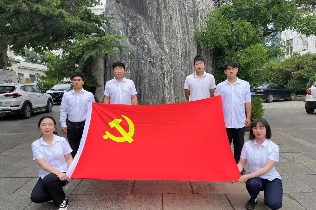 青春心向黨 | 我與黨旗同合影，追著光、靠近光、成為光、散發光！