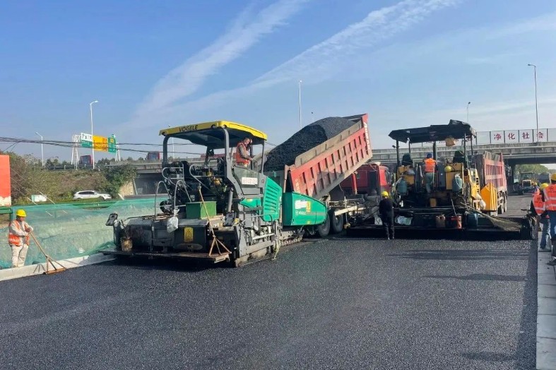 南京龍袍項目楊莊河路K0+220-K2+190東半幅機動車道面層攤鋪順利完成