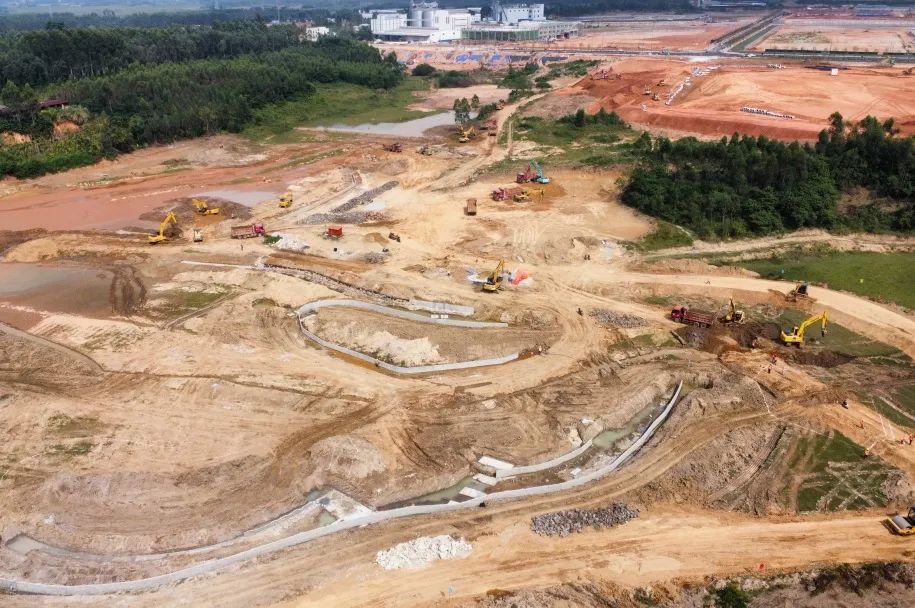 儋州項目完成湖內清淤、駁岸工程、主園路路基工程