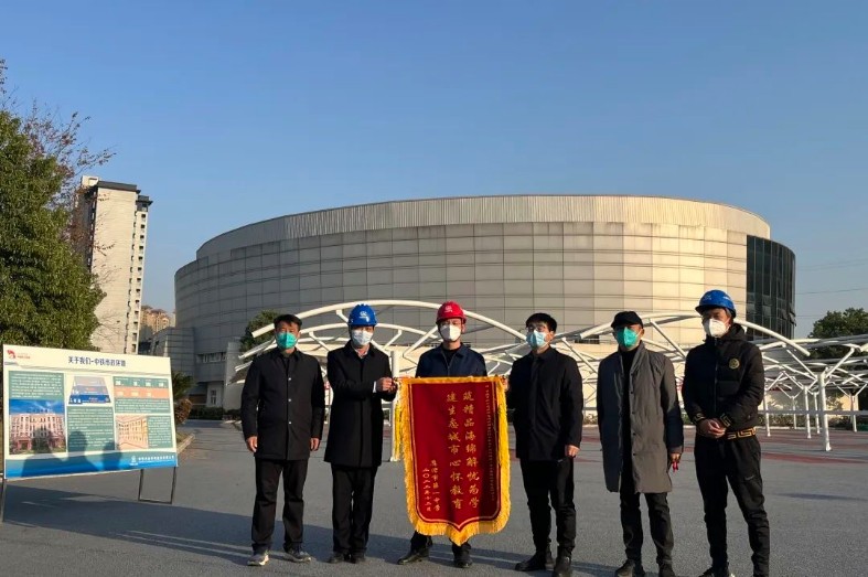 鷹潭信江新區廠網河湖園一體化海綿城市建設PPP項目部喜獲鷹潭市一中贈送榮譽錦旗